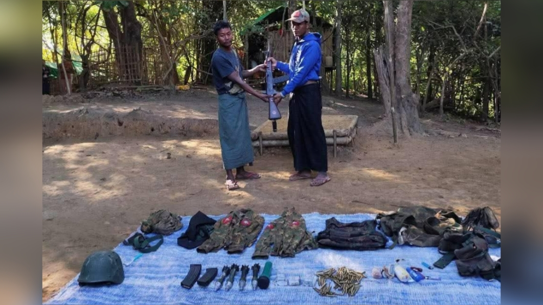 ပေါ်တာဆွဲခံရပြီး စစ်မှုထမ်းနေရသူ ၁ ဦး လက်နက်ခဲယမ်းများဖြင့် အလင်းဝင်