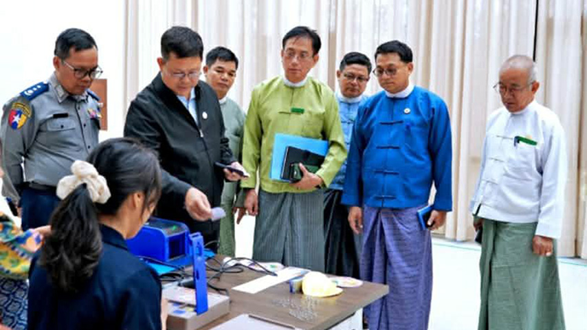 မကွေးတိုင်း ရွေးကော်အဖွဲ့ဝင်လိုက်ပါလာသည့် ယာဉ်တန်း တိုက်ခိုက်ခံရပြီး ရဲမှူးအပါ ၃ ဦးသေဆုံး 