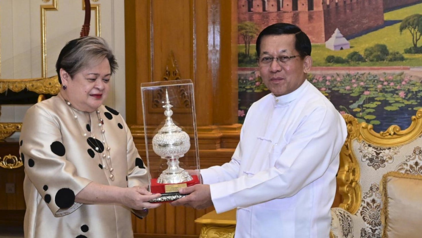အာဆီယံဥက္ကဋ္ဌသစ် ဖိလစ်ပိုင် အထူးကိုယ်စားလှယ်နှင့် စစ်ခေါင်းဆောင်တွေ့ဆုံ