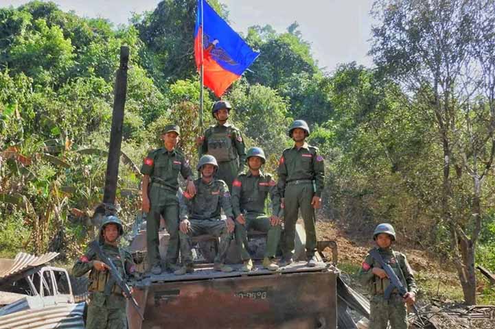 ကျောက်ဖြူတိုက်ပွဲတွင် စစ်ကောင်စီ ဗိုလ် ၁ ဦးအပါအဝင် ၁၀ ဦးခန့် သေဆုံး 