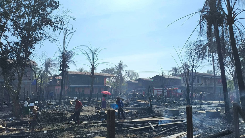မုဒုံမြို့နယ် မီးဘေးသင့်ကျေးရွာ၌ စစ်ကောင်စီက မဲရုံတည်ပြီး ရွေးကောက်ပွဲလုပ်