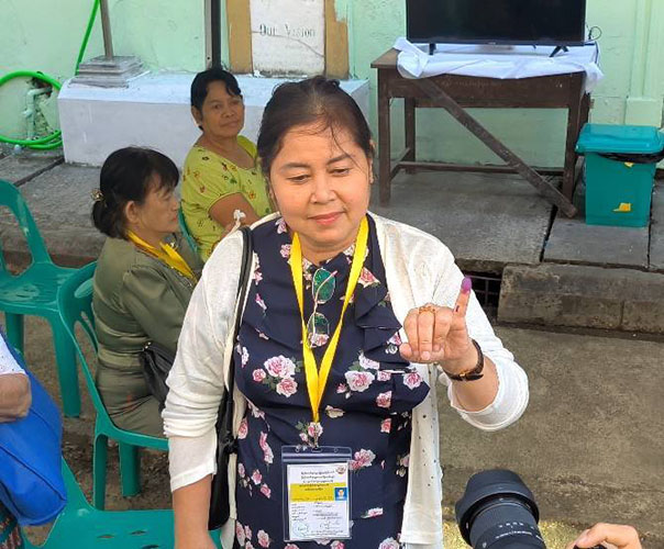 တသီးပုဂ္ဂလအမတ်လောင်း ဒေါ်စန္ဒာမင်း မဲလာပေး