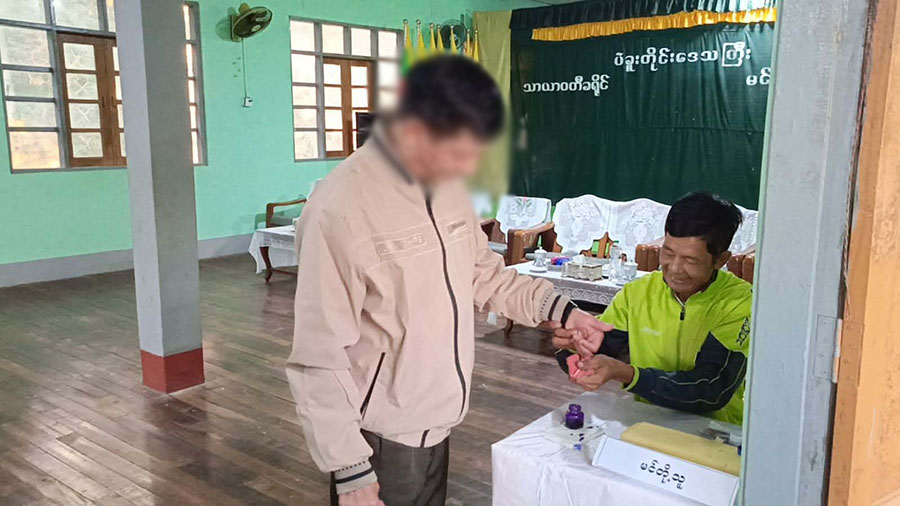 မင်းလှမြို့ပေါ် မဲရုံအနီး ဗုံးပေါက်၊ လူငယ်များကို ခြိမ်းခြောက်မဲထည့်ခိုင်း
