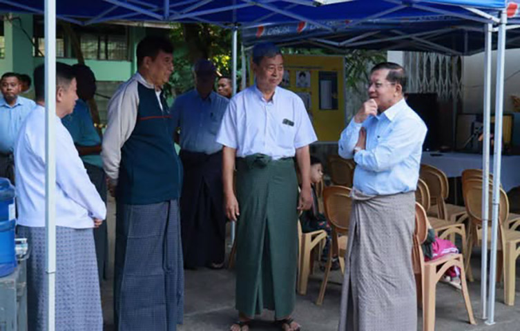 ရန်ကုန်တွင် မဲပေးသူနည်းပါး၊ မဲရုံများကို စစ်ခေါင်းဆောင် လာကြည့်သဖြင့် လုံခြုံရေးတင်းကျပ်