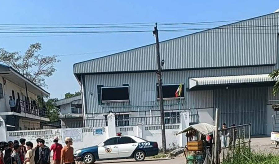 လုပ်ခတိုးမြှင့်ပေးရန် တောင်းဆိုနေသည့် အလုပ်သမားများအား ရဲခေါ်ပြီး ခြိမ်းခြောက်
