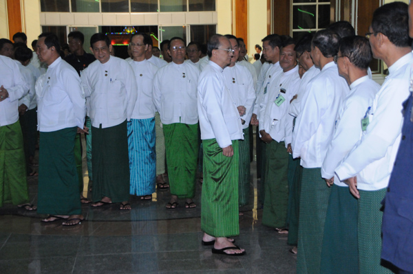 ပါတီမူ၀ါဒအတုိင္းလုပ္ရန္ ျပည္နယ္တုိင္းဥကၠ႒မ်ားထံ ႀကံ့ခုိင္ေရး အေၾကာင္းၾကား
