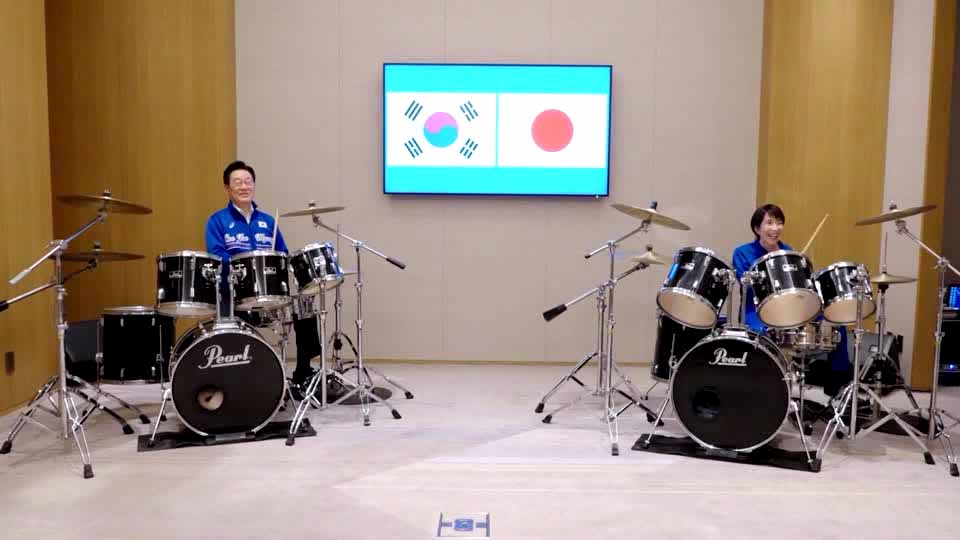 ဂျပန်ဝန်ကြီးချုပ်နှင့် တောင်ကိုရီးယားသမ္မတတို့  ဒရမ်အတူ တီးခတ်