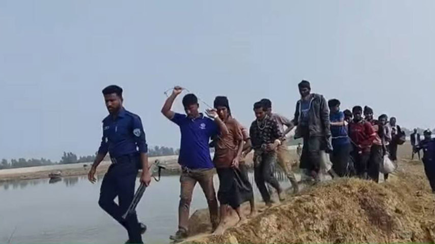 ဘင်္ဂလားဒေ့ရှ်ဘက် ထွက်ပြေးလာသည့် ရိုဟင်ဂျာ လက်နက်ကိုင် ၅၃ ဦးကို တရားစွဲ