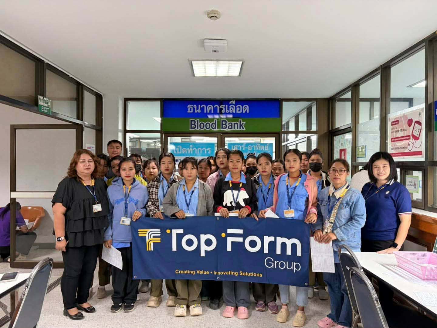မြန်မာ ၁ ဦး၏ ပစ်ခတ်မှုကြောင့် ဒဏ်ရာရသွားသည့် ထိုင်းရဲကို ရွှေ့ပြောင်းလုပ်သားများ သွေးလှူဒါန်း