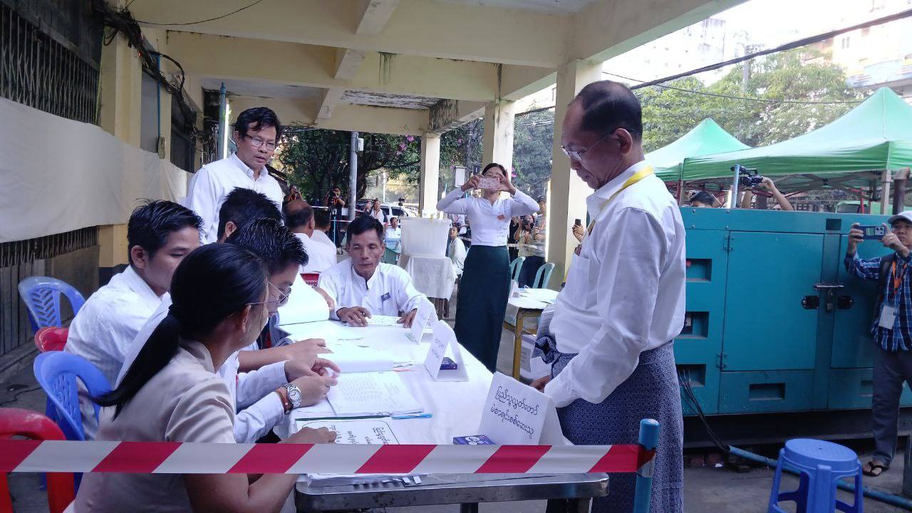ရွေးကောက်ပွဲအပိုင်း ၃ တွင် ပြည်သူ့ပါတီ ဥက္ကဋ္ဌ ဦးကိုကိုကြီး မဲလာပေး (ဓာတ်ပုံ) 