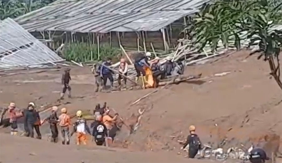 အင်ဒိုနီးရှား၌ ရေကြီး မြေပြိုမှုကြောင့် ၁၇ ဦးထက်မနည်း သေဆုံးပြီး ၈၀ ကျော် ပျောက်ဆုံး