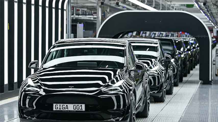 Tesla က ကားမော်ဒယ်ထုတ်လုပ်မှုအချို့ ရပ်ပြီး စက်ရုပ်နှင့် AI ပိုင်းကို အာရုံစိုက်