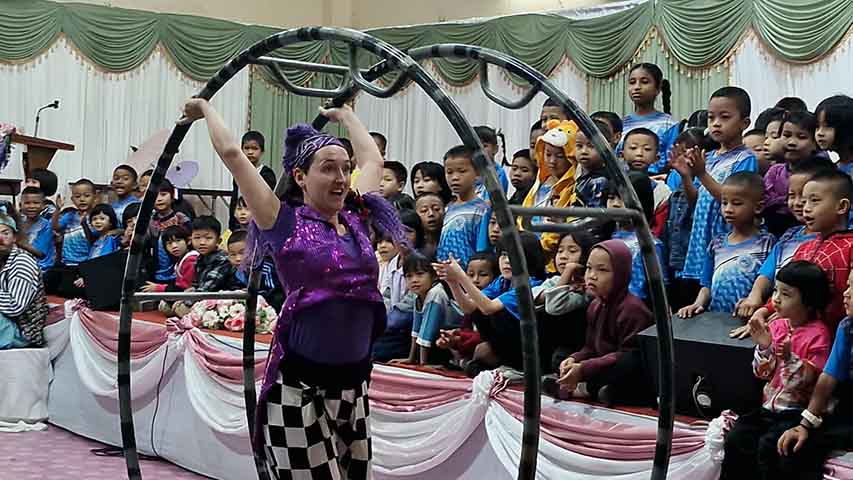 မဲဆောက်ရှိ ရွှေ့ပြောင်းစာသင်ကျောင်းများ၌ ဆပ်ကပ်ပညာရှင်များ ဖျော်ဖြေ (ဓာတ်ပုံ) 