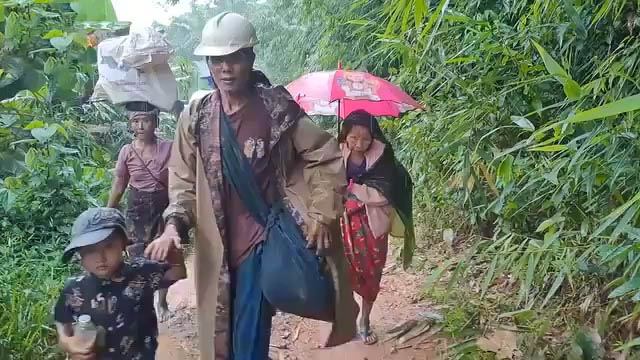 ဝက်လက်နှင့် ကနီတွင် စစ်တပ်ကြောင့် ဒေသခံသောင်းချီ နေရပ်စွန့်ခွာနေရ