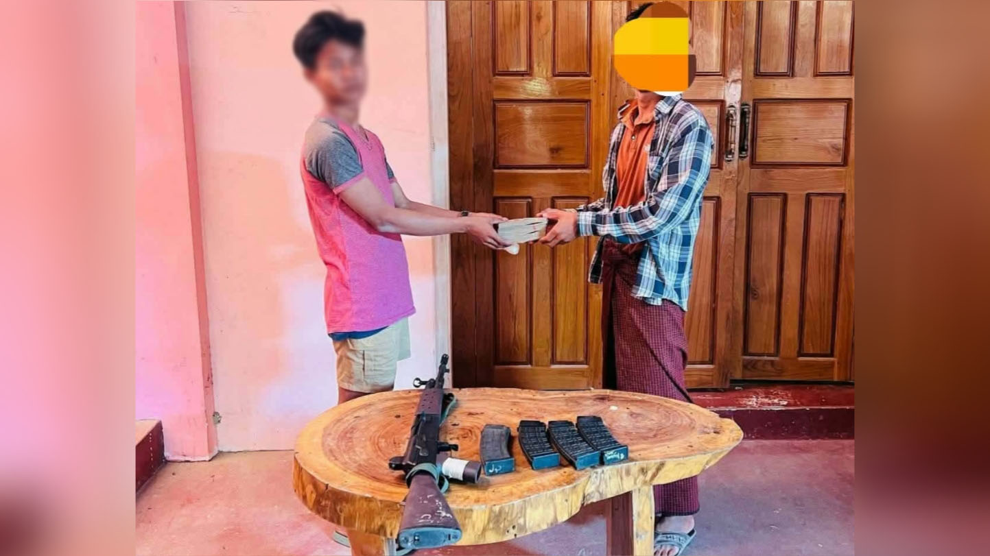 ဧရာဝတီတိုင်းက ပေါ်တာဆွဲခံရသူ စစ်မှုထမ်း ၁ ဦး လက်နက်ခဲယမ်းများနှင့် အလင်းဝင်
