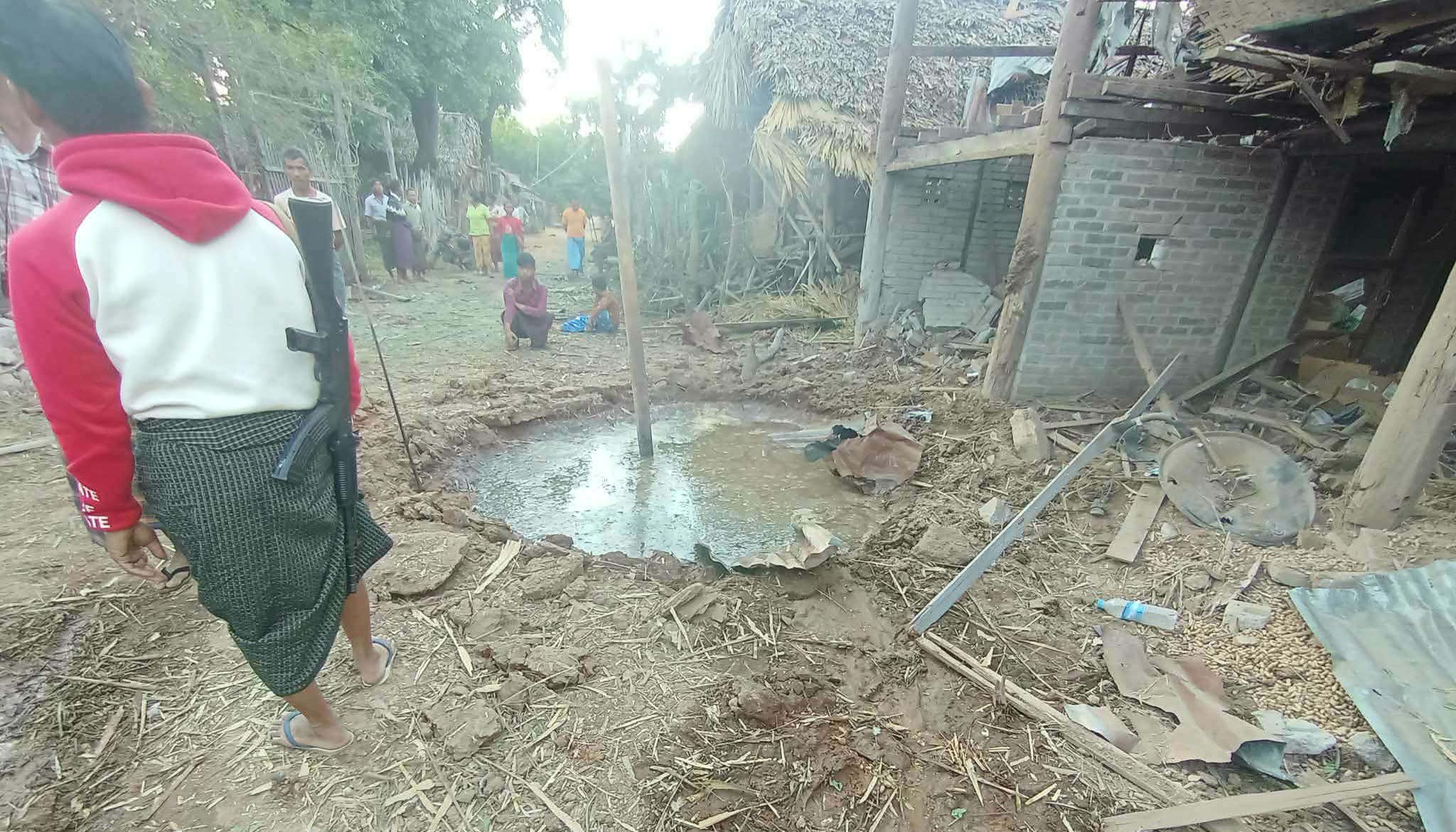 ဒီပဲယင်း ဘုတ်ထမ်းကျေးရွာကို စစ်တပ်က ဗုံးကြဲ၊ နေအိမ် ၁၀ လုံးကျော် မီးလောင်