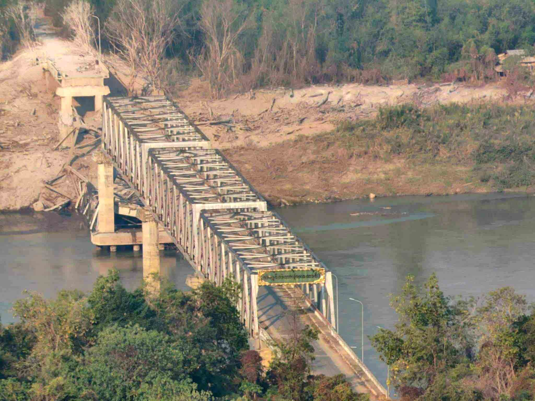 ဖားဆောင်း သံလွင်မြစ်ကူးတံတား ဖောက်ခွဲဖျက်ဆီးခံရ