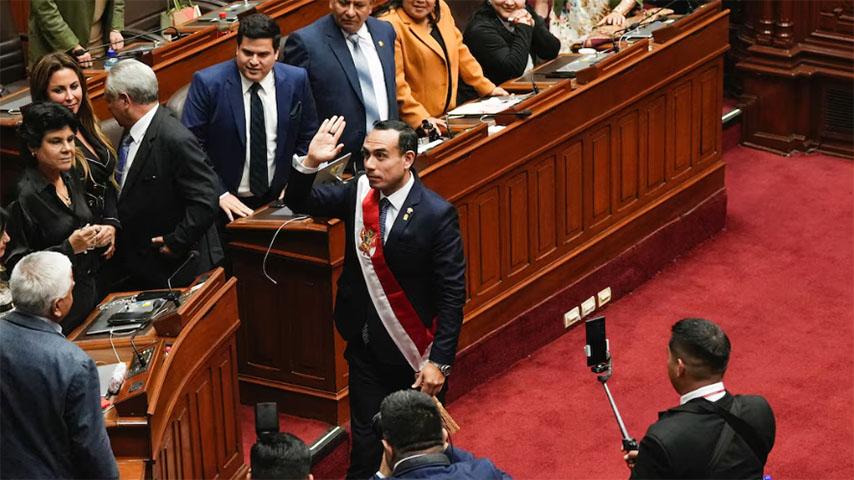 တရုတ်လုပ်ငန်းရှင်နှင့် ခိုးတွေ့သည့် ပီရူးသမ္မတကို လွှတ်တော်က ဖြုတ်ချ