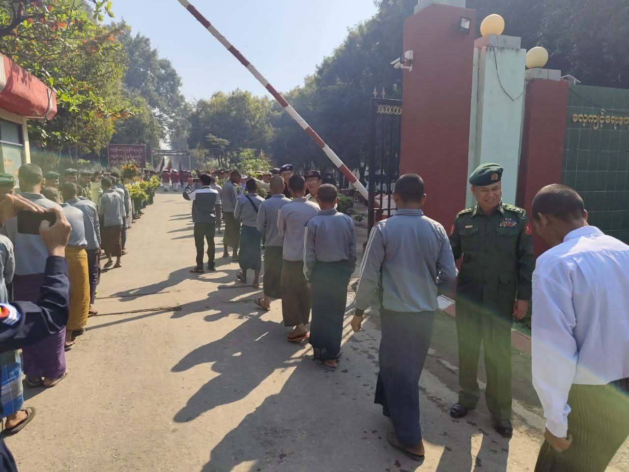 ချောက်မြို့၌ ခရီးသည်တင်ကားပေါ်က လူငယ်များကို ပေါ်တာဆွဲပြီး စစ်သင်တန်းကျောင်းပို့