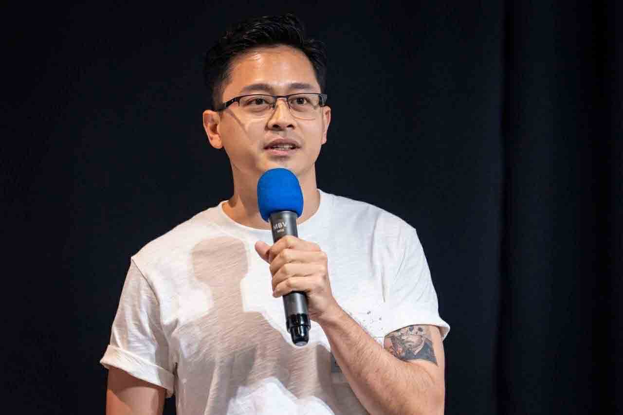 သရုပ်ဆောင်ဒေါင်းက ထိုင်း PBS ရုပ်သံလိုင်း၌ စီးရီးတခုရိုက်ကူးနေ