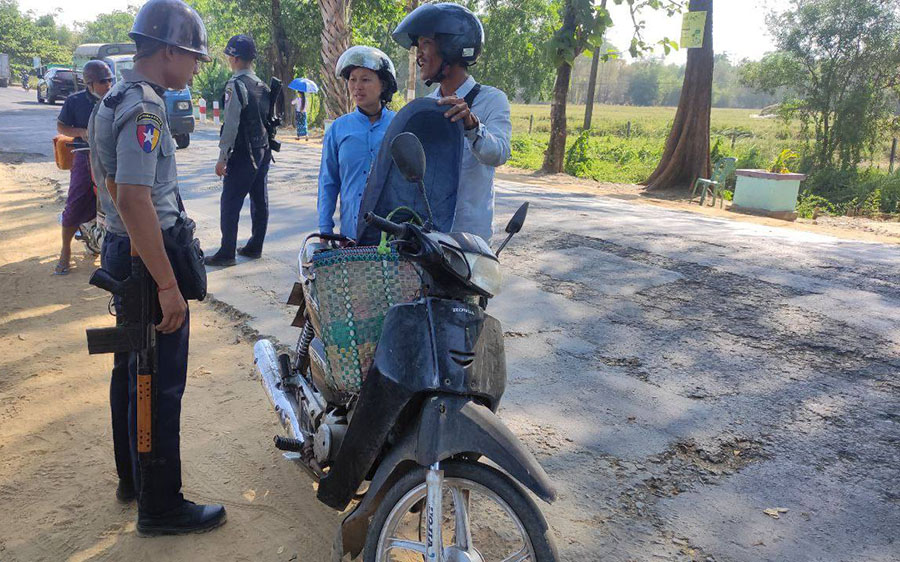 ကန်ကြီးထောင့်-ဒါးကလမ်းတွင် ရဲတပ်ဖွဲ့က ဒေသခံများကို သေနတ်ပြ ခြိမ်းခြောက်လုယက်နေ
