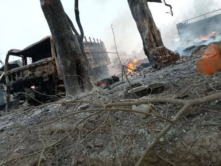 မင်းတုန်းမြို့နယ်၌ လေကြောင်းတိုက်ခိုက်မှုကြောင့် ကုန်သည်နှင့် ကားသမား ၂၅ ဦး သေဆုံး