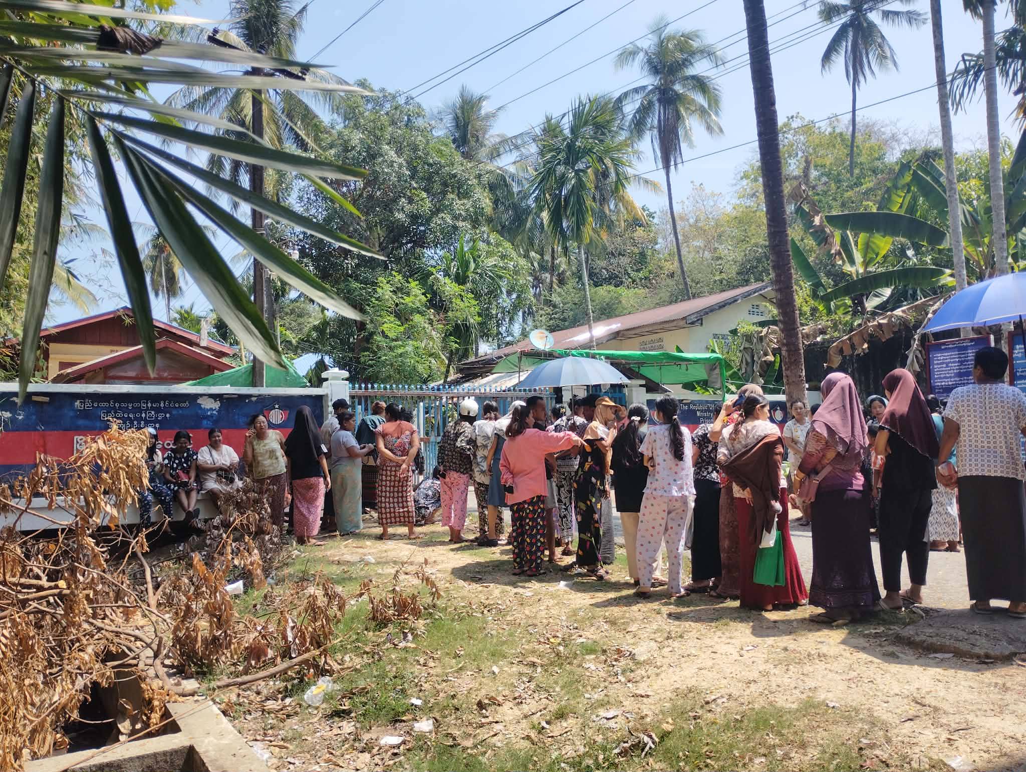 နိုင်ငံရေးအကျဉ်းသား ၃၀၀ ကျော် လွတ်မြောက်လာ 