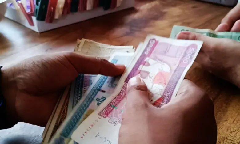 ဘဏ်များတွင် ငွေအကန့်အသတ်ဖြင့် ထုတ်ပေးနေမှုကြောင့် ပြင်ပတွင် ငွေထုတ်ခဈေးနှုန်း မြင့်တက်