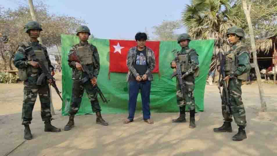 ပခုက္ကူတွင် ဓားပြတိုက်ခဲ့သည့် ရဲတပ်ဖွဲ့ဝင် ၁ ဦးကို လက်နက်ခဲယမ်းနှင့် PDF ​ဖမ်းမိ