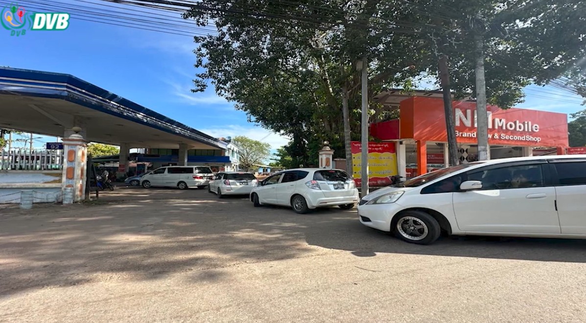 ဘားအံတွင် စက်သုံးဆီဈေးနှုန်း မြင့်တက်ပြီး အချိန်ကန့်သတ်၍ ခွဲတမ်းဖြင့်ရောင်းချ