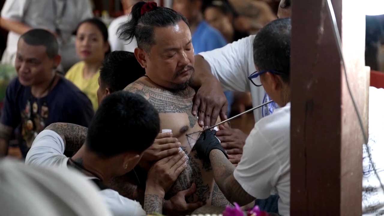 ထိုင်းရိုးရာ ဂမ္ဘီရတက်တူးပွဲတော်ဆင်နွှဲ (ဓာတ်ပုံ) 