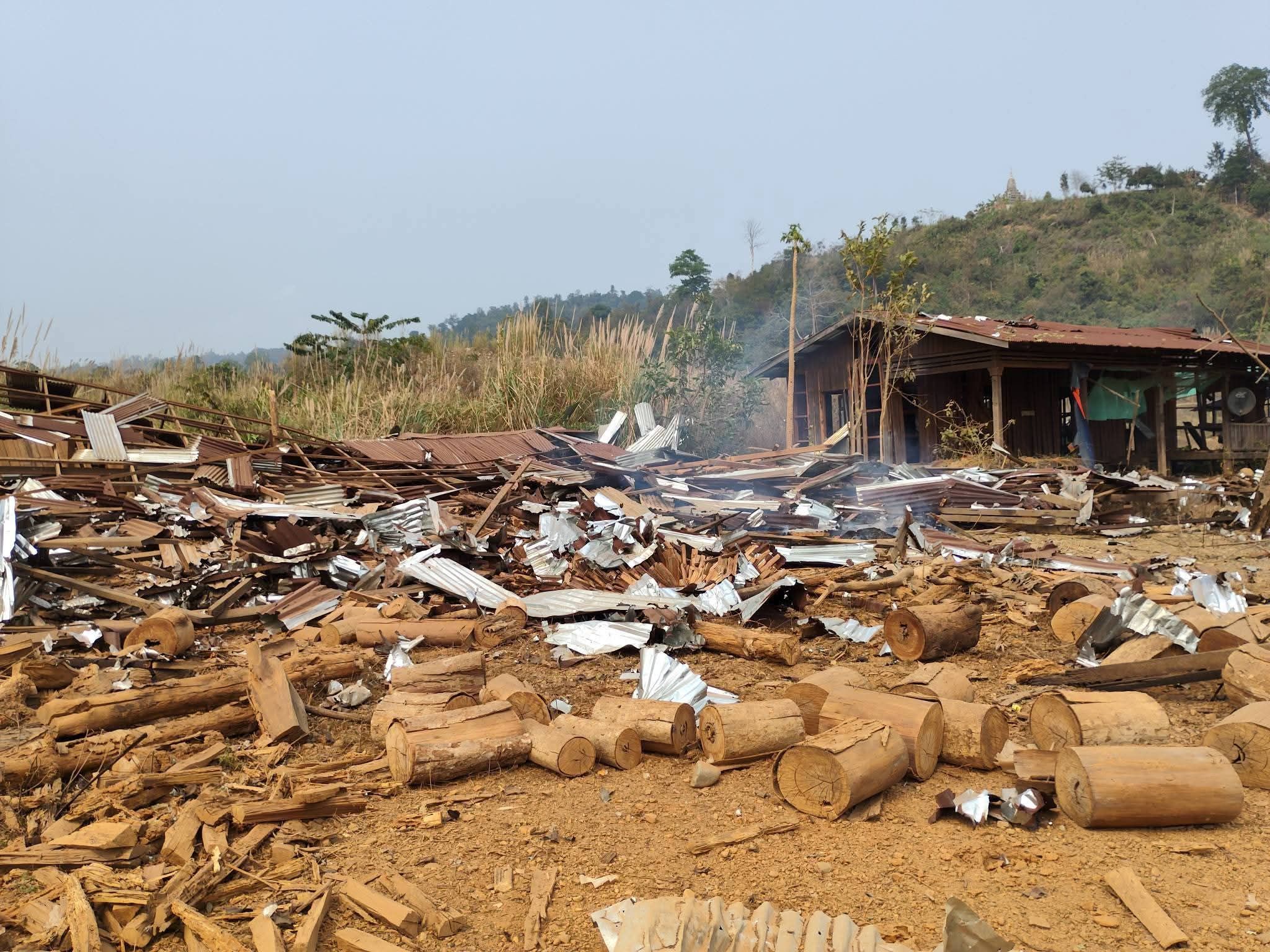 ဖားကန့်တွင် စစ်တပ် မီးရှို့မှုကြောင့် နေအိမ် ၃ လုံးနှင့် ဘုရားကျောင်း ပျက်စီး