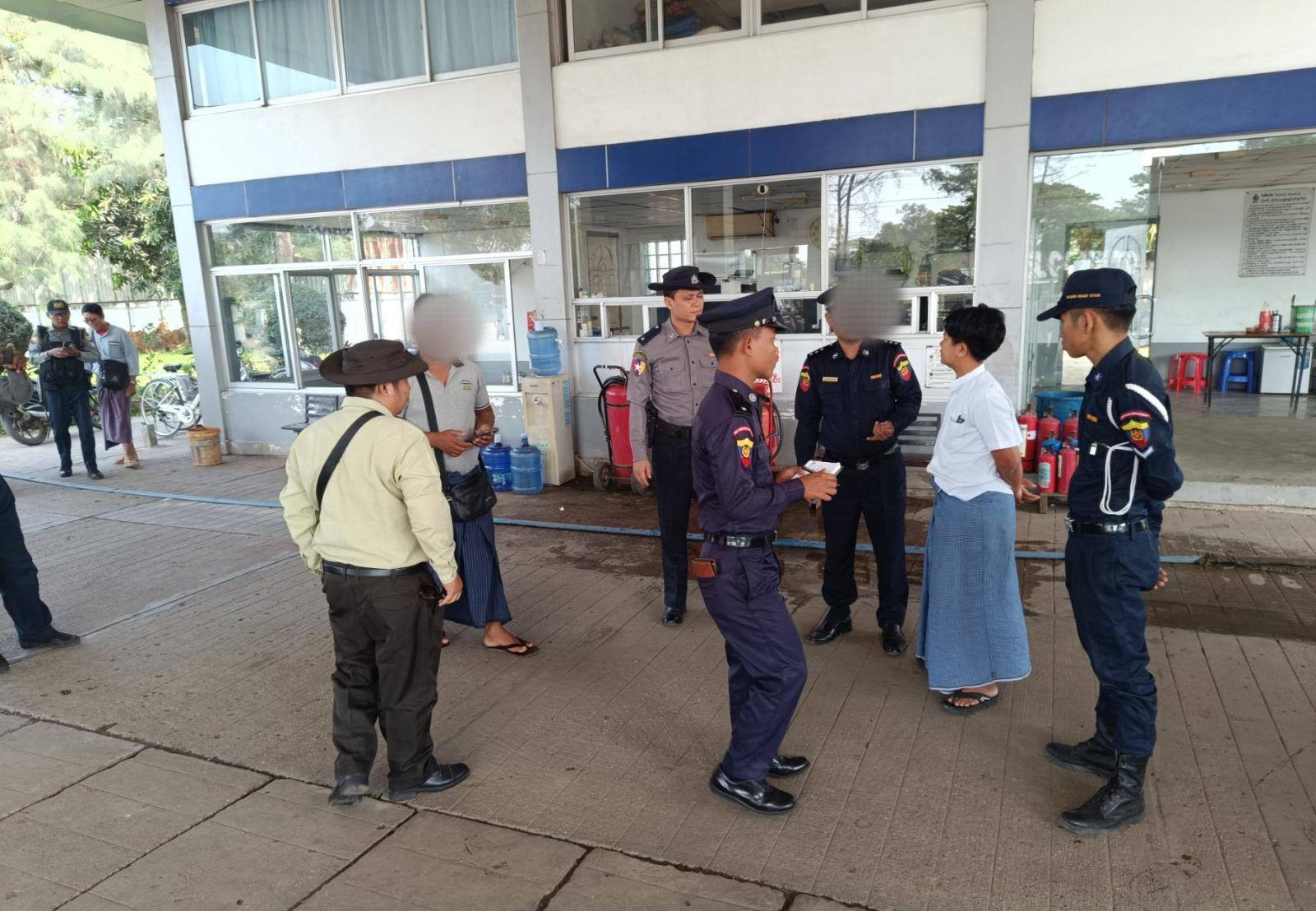 ဧရာဝတီတိုင်း၌ စက်သုံးဆီဆိုင်များ မပိတ်ရန်နှင့် ဈေးတင်မရောင်းရန် သတိပေး