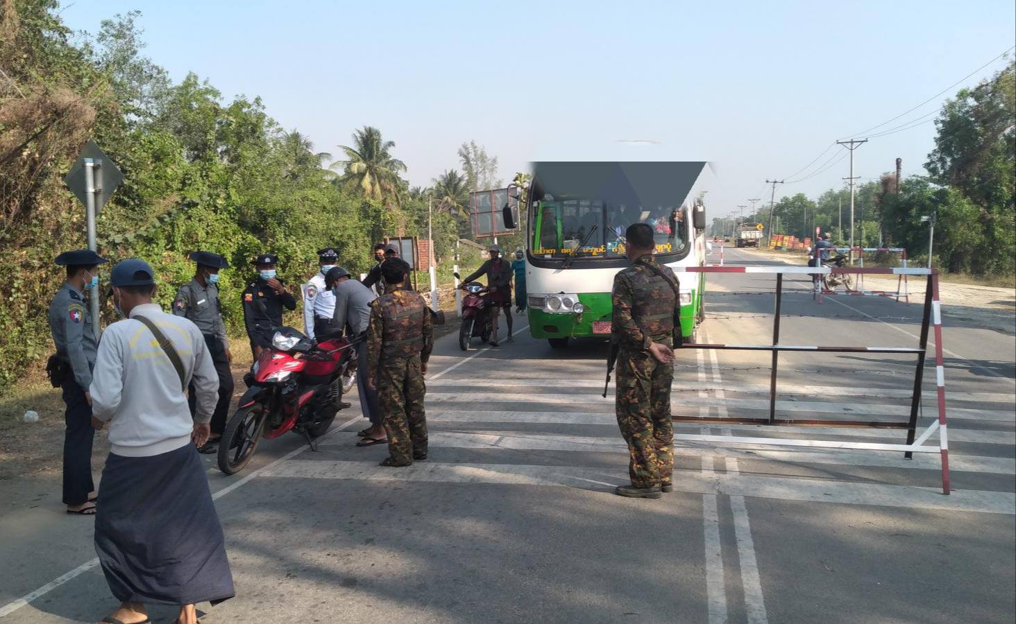 ရန်ကုန်-ဧရာဝတီ ခရီးသည်တင်ကားပေါ်က လူငယ် ၂ ဦးကို စစ်တပ် ဖမ်းဆီး