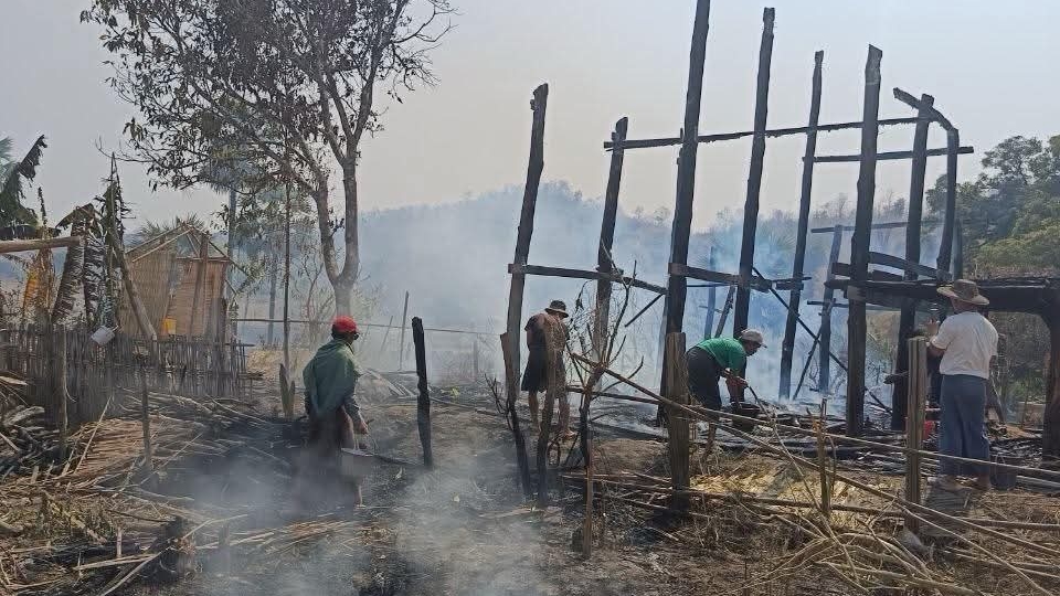 ထီးလင်းတွင် စစ်တပ် ဗုံးကြဲမှုကြောင့် ပြည်သူ ၂ ဦး​သေဆုံးပြီး နေအိမ် ၅ လုံးထက်မနည်းပျက်စီး