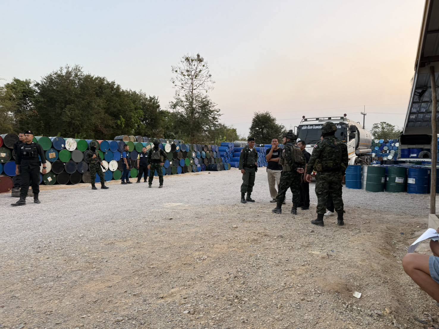 မဲဆောက်တွင် မြန်မာဘက် မှောင်ခိုပို့မည့် စက်သုံးဆီ လီတာ ၃၀,၀၀၀ ခန့် ဖမ်းဆီးရမိ 