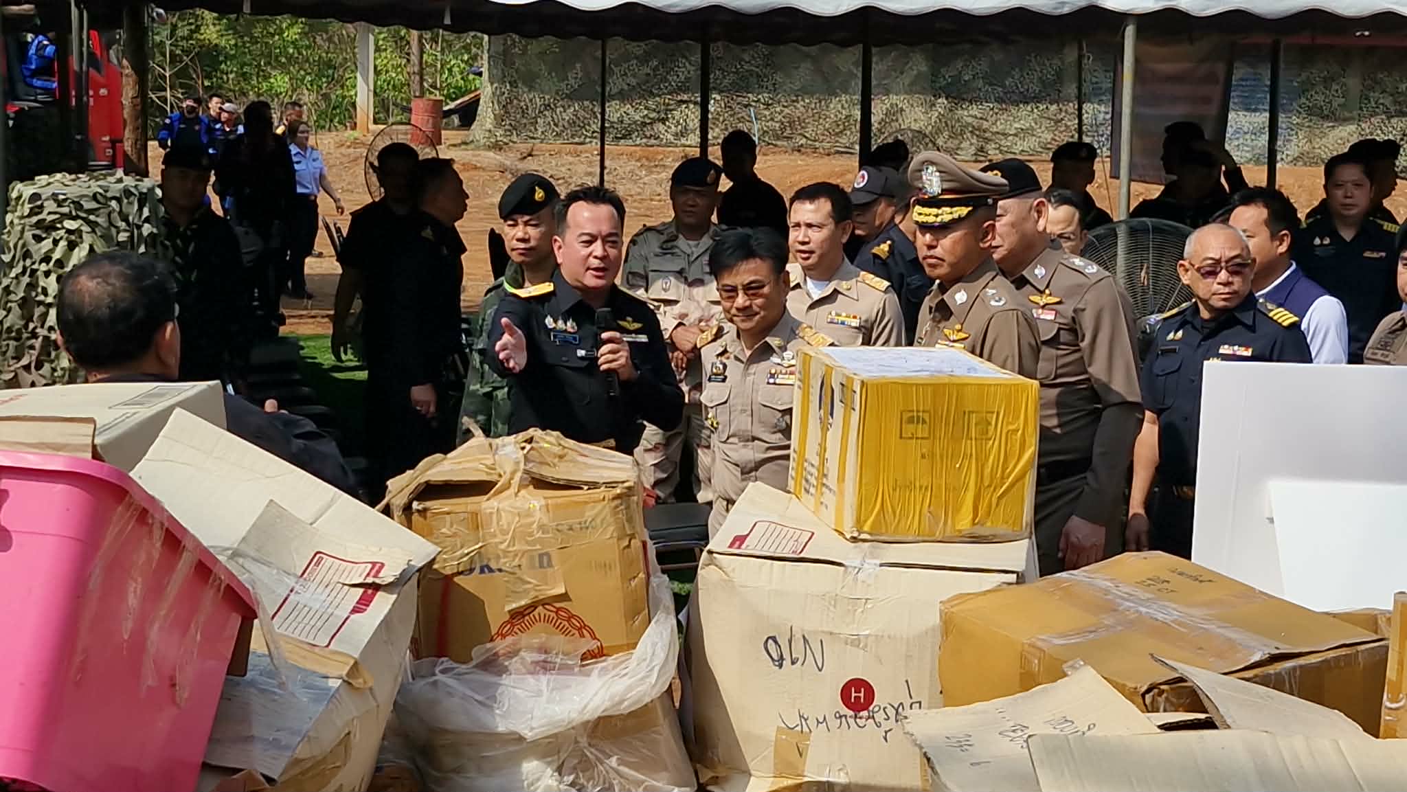 မဲဆောက်တွင် တရားမဝင် မြန်မာကုန်စည် ဘတ်သိန်း ၁၇၀ ဖိုး ဖျက်ဆီး (ဓာတ်ပုံ) 