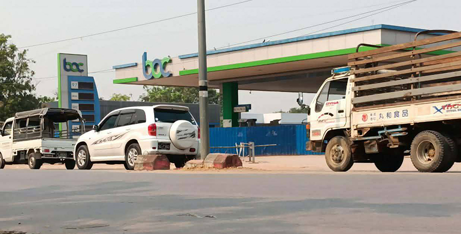 ရွှေဘိုတွင် ဆီလာဝယ်သည့် လိုင်စင်မဲ့ယာဉ်များကို စစ်တပ်က စောင့်ဆိုင်းဖမ်းဆီး