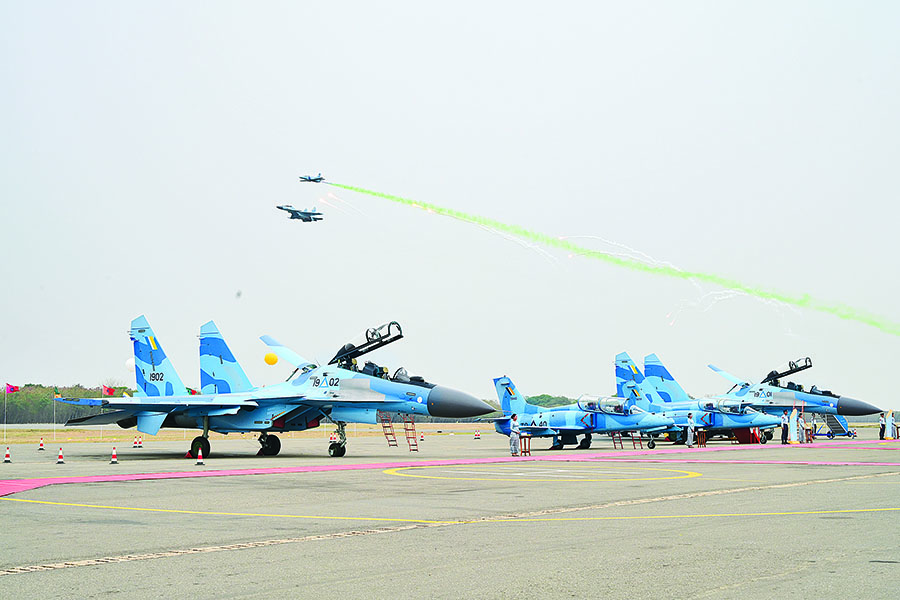 ရုရှားထုတ် SU-30 ၅ စင်း စစ်ခေါင်းဆောင် ထုတ်ပြ