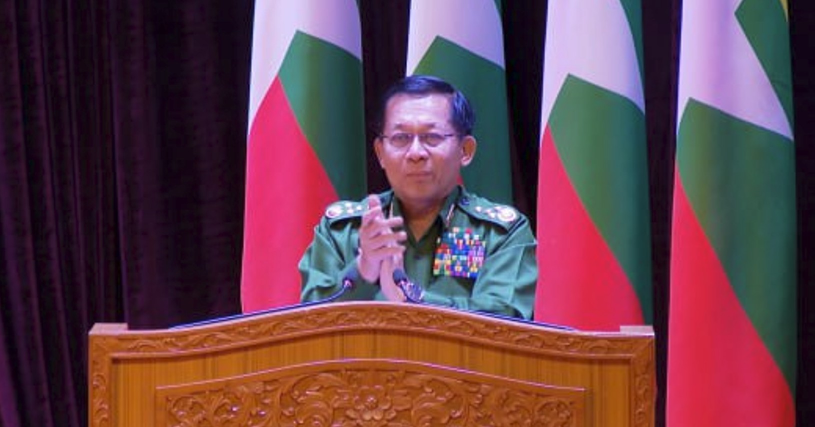 စစ်တပ်တွေ့ဆုံပွဲ၌ စစ်ခေါင်းဆောင်က ကိုယ့်ကိုယ်ကိုယ် အမွှန်းတင်ချီးကျူး