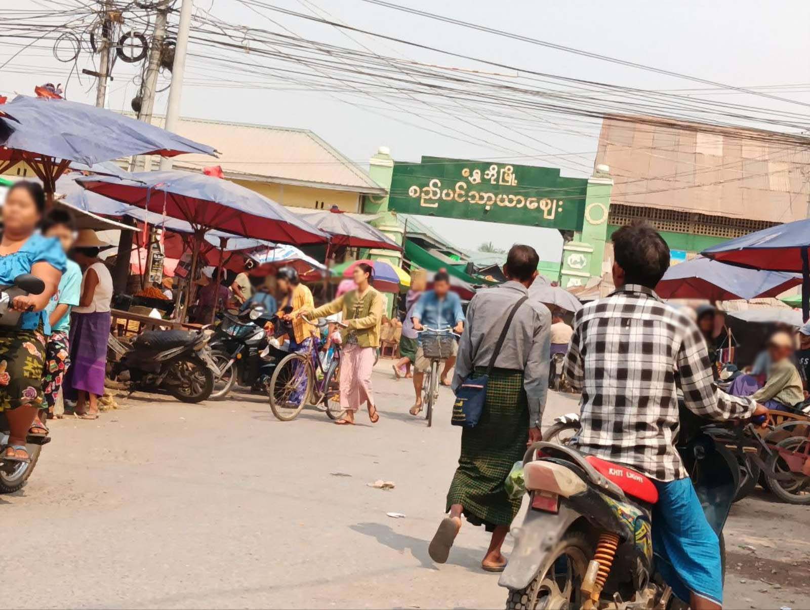 ရွှေဘိုမြို့မဈေးကြီးအနီးရှိ ဈေးသည်များကို စစ်ကောင်စီတပ်က ဖမ်းဆီးပြီး ပစ္စည်းများသိမ်းယူ 