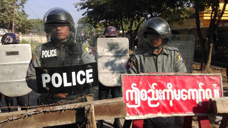မႏၱေလး တရုတ္ေကာင္စစ္၀န္႐ုံးေရွ႕ လုံၿခံေရးမ်ား တားဆီး (၁၀ နာရီ)