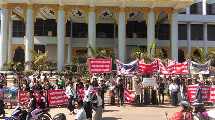 ေဒၚခင္၀င္းေသဆံုးမႈ မႏၱေလးဘူတာႀကီးေရွ႕ ဆက္လက္ဆႏၵျပ