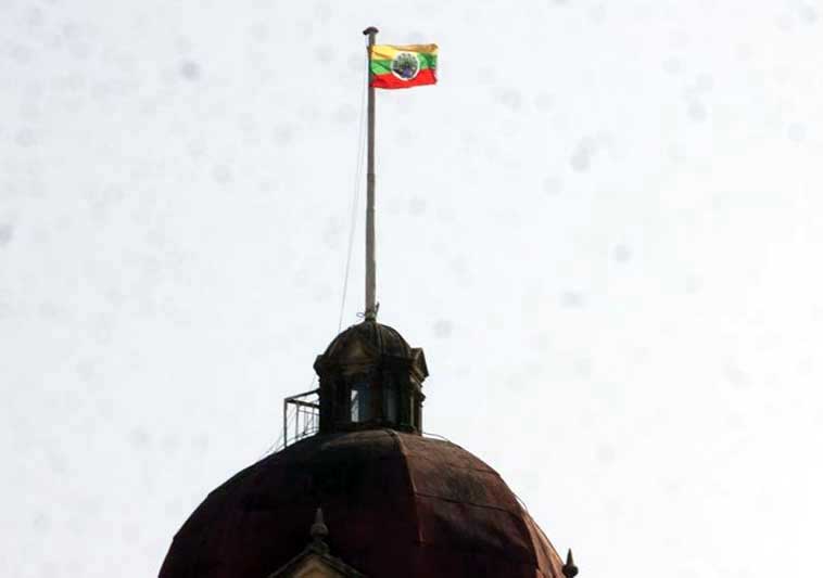 ရန္ကုုန္တုုိင္းတရားလႊတ္ေတာ္ေပၚ သုံးေရာင္ျခယ္အလံ လဲလွယ္တပ္ဆင္သူကို တရားစဲြ