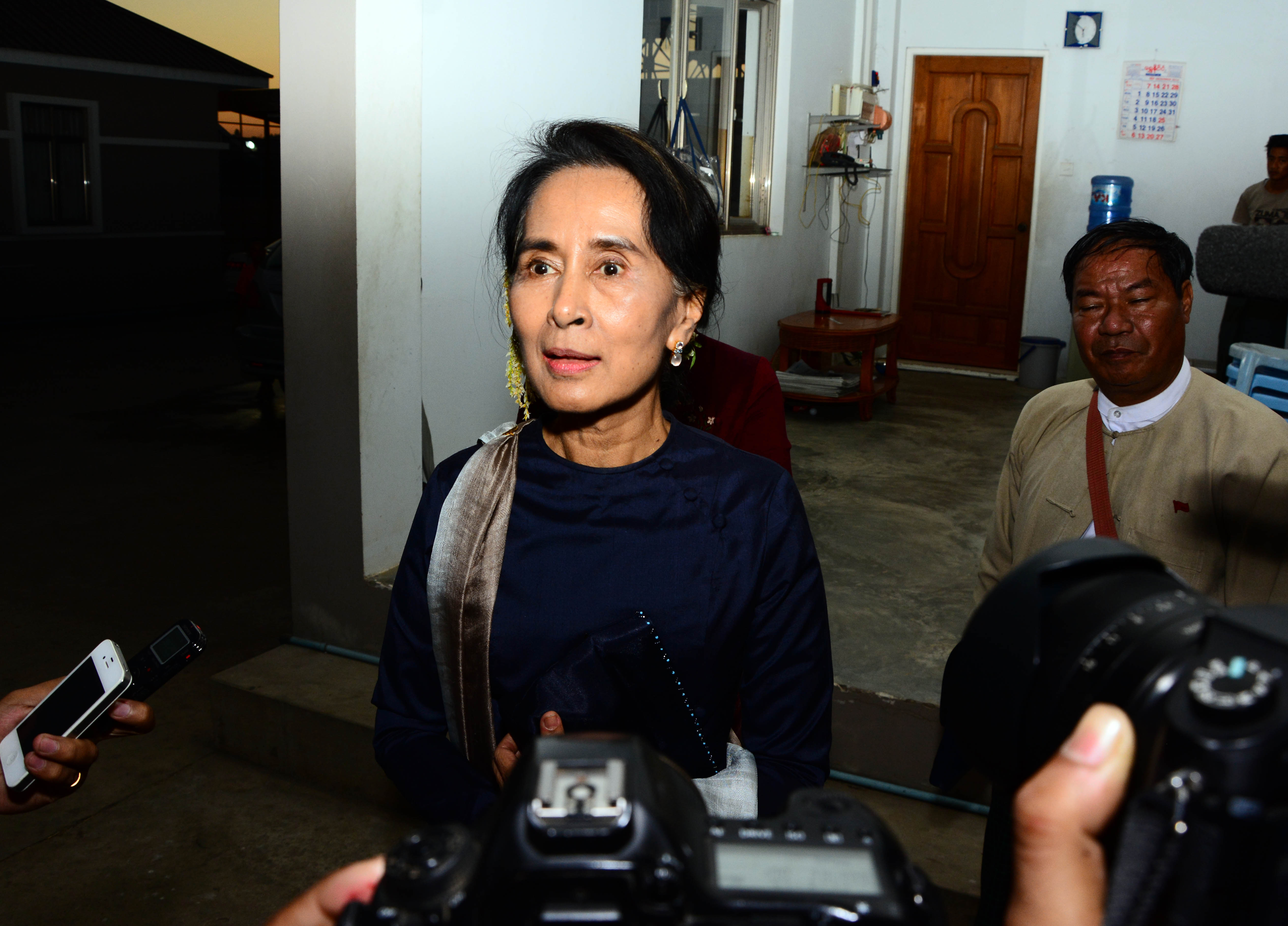 သမၼတႏွင့္ နုုိင္ငံေရးပါတီမ်ား ေဆြးေႏြးပဲြအၿပီး ေဒၚေအာင္ဆန္းစုၾကည္ သတင္းမီဒီယာႏွင့္ေတြ႔ဆံု