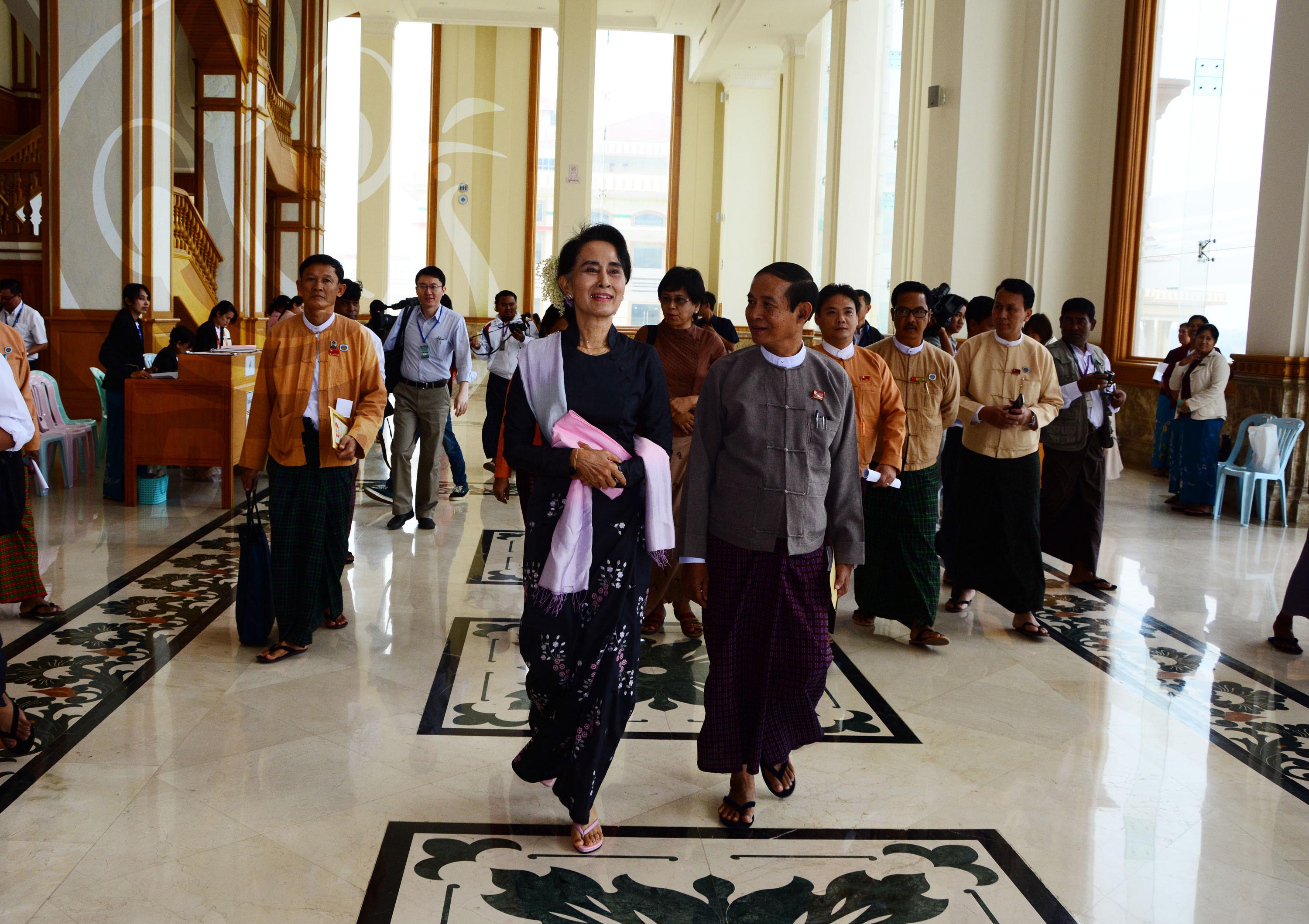 လႊတ္ေတာ္အစည္းအေ၀းမ်ား ျပန္လည္က်င္းပ