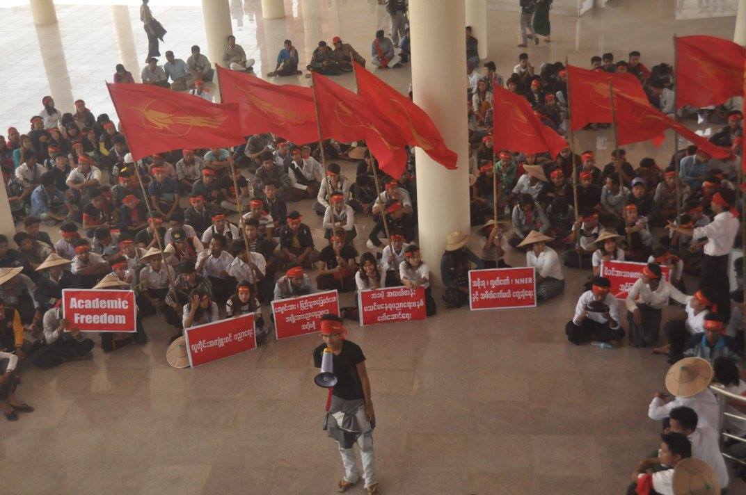 ပခုကၠဴသပိတ္ေမွာက္ ေက်ာင္းသားမ်ား (ဓာတ္ပုံ)