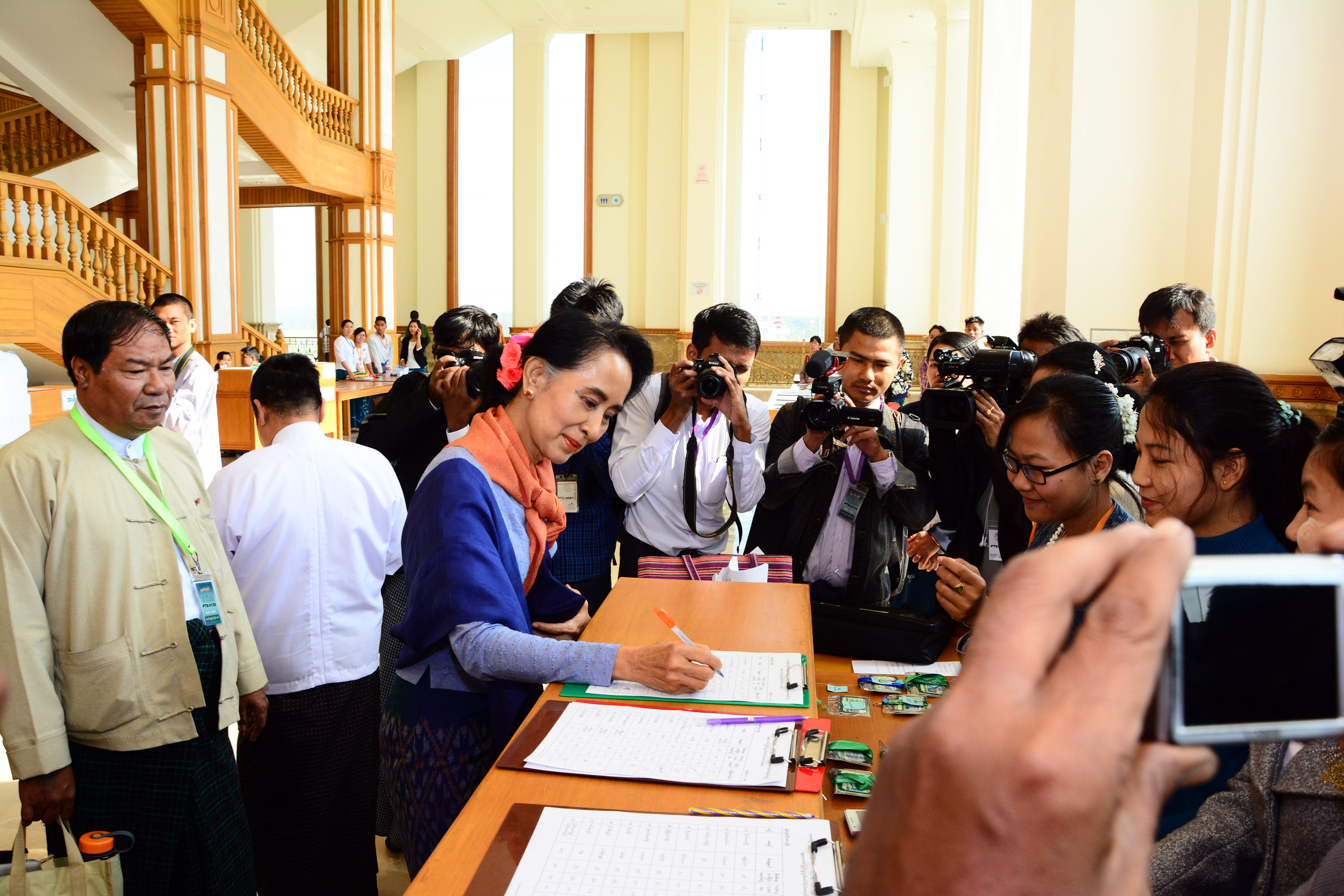 ေဒၚေအာင္ဆန္းစုၾကည္ ျပည္ေထာင္စုလႊတ္ေတာ္ တက္ေရာက္စဥ္ (ဓာတ္ပုံ)