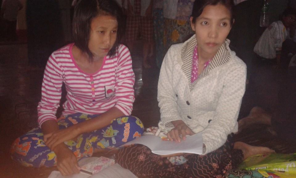 သပိတ္ေမွာက္ရင္း စာသင္ၾကားေနသူ (ဓာတ္ပုံ)