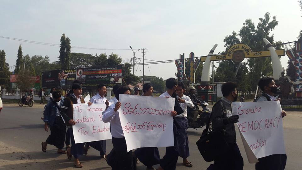 ျမစ္ႀကီးနား တကၠသုိလ္ေက်ာင္းသားေတြ ဆႏၵျပ